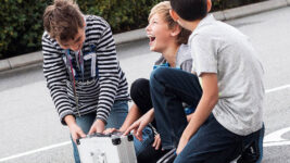 Tre pojkar fotograferar med lådkamera - tema ljus i FF Karlstad